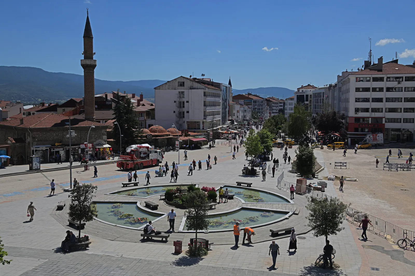 Bolu şehir merkezinde fıskiyeli meydan, arkada cami minaresi ve binalar