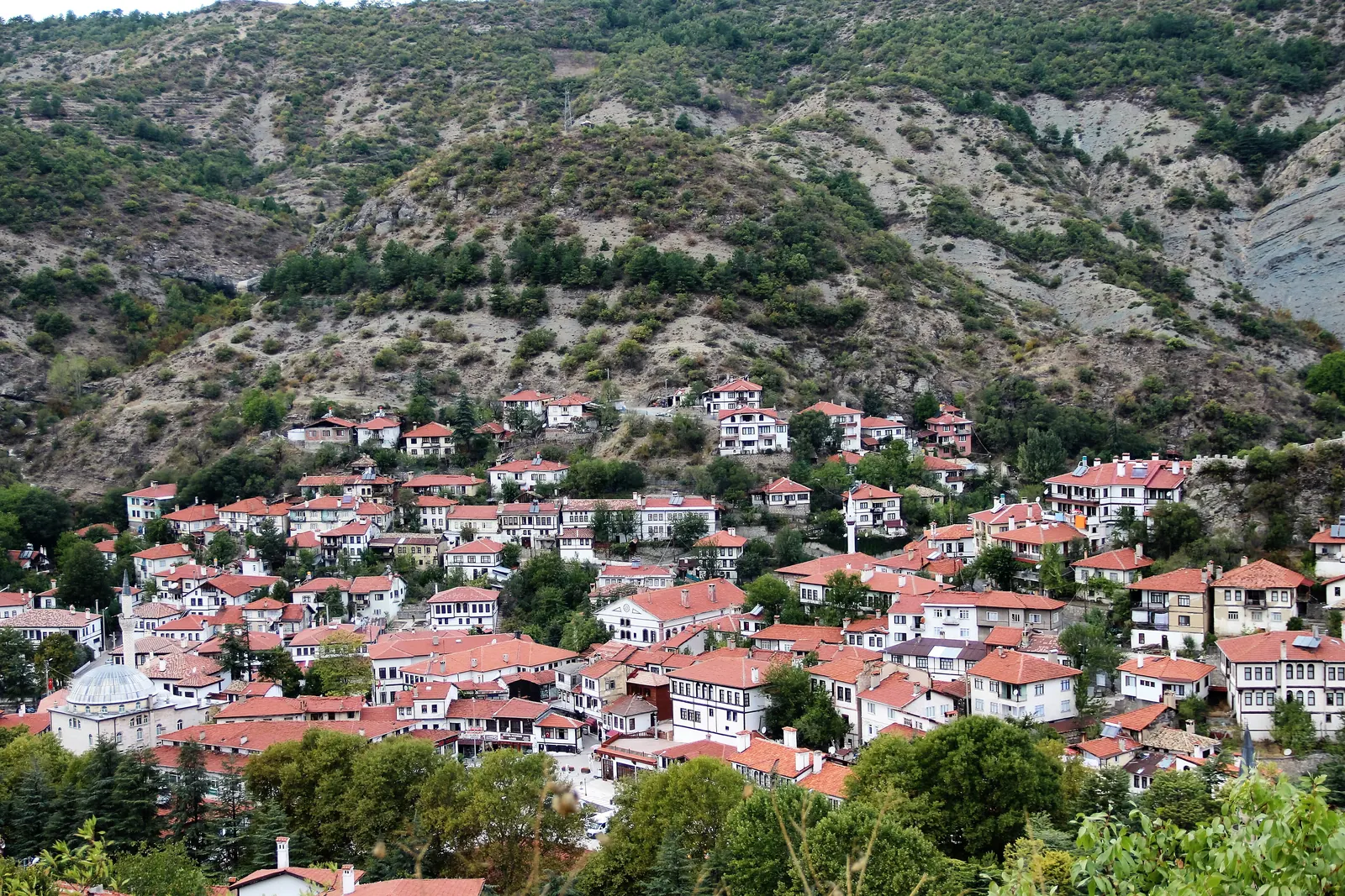 Göynük'ün yamaca yaslanan kırmızı çatılı evleri, uzaktan görünüm