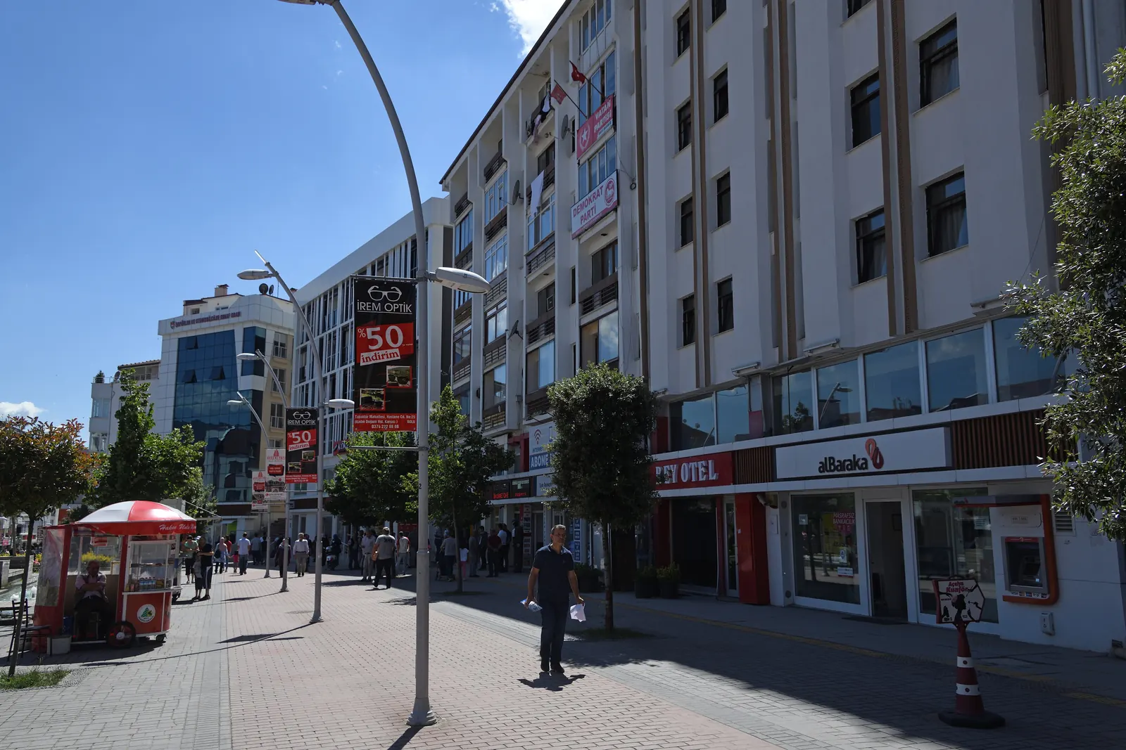 Bolu'da İzzet Baysal Caddesi, iki yanında binalar ve yaya kaldırımı