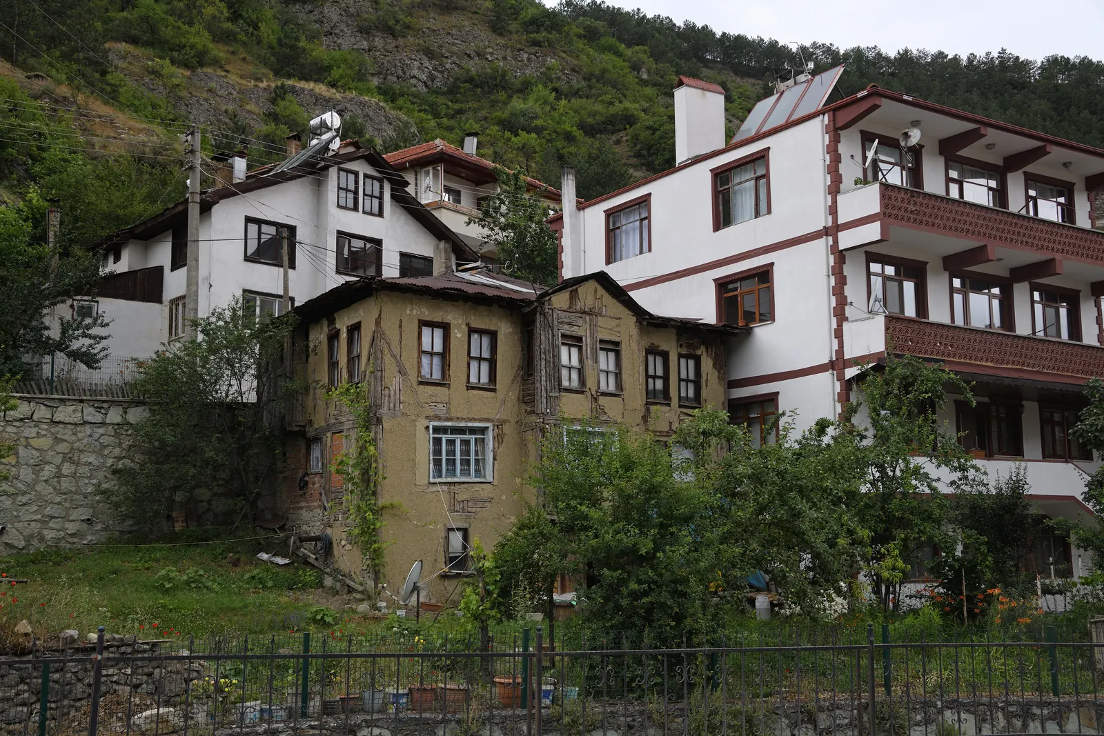 Mudurnu'da ormanlı yamacın önünde eski ve yeni evler