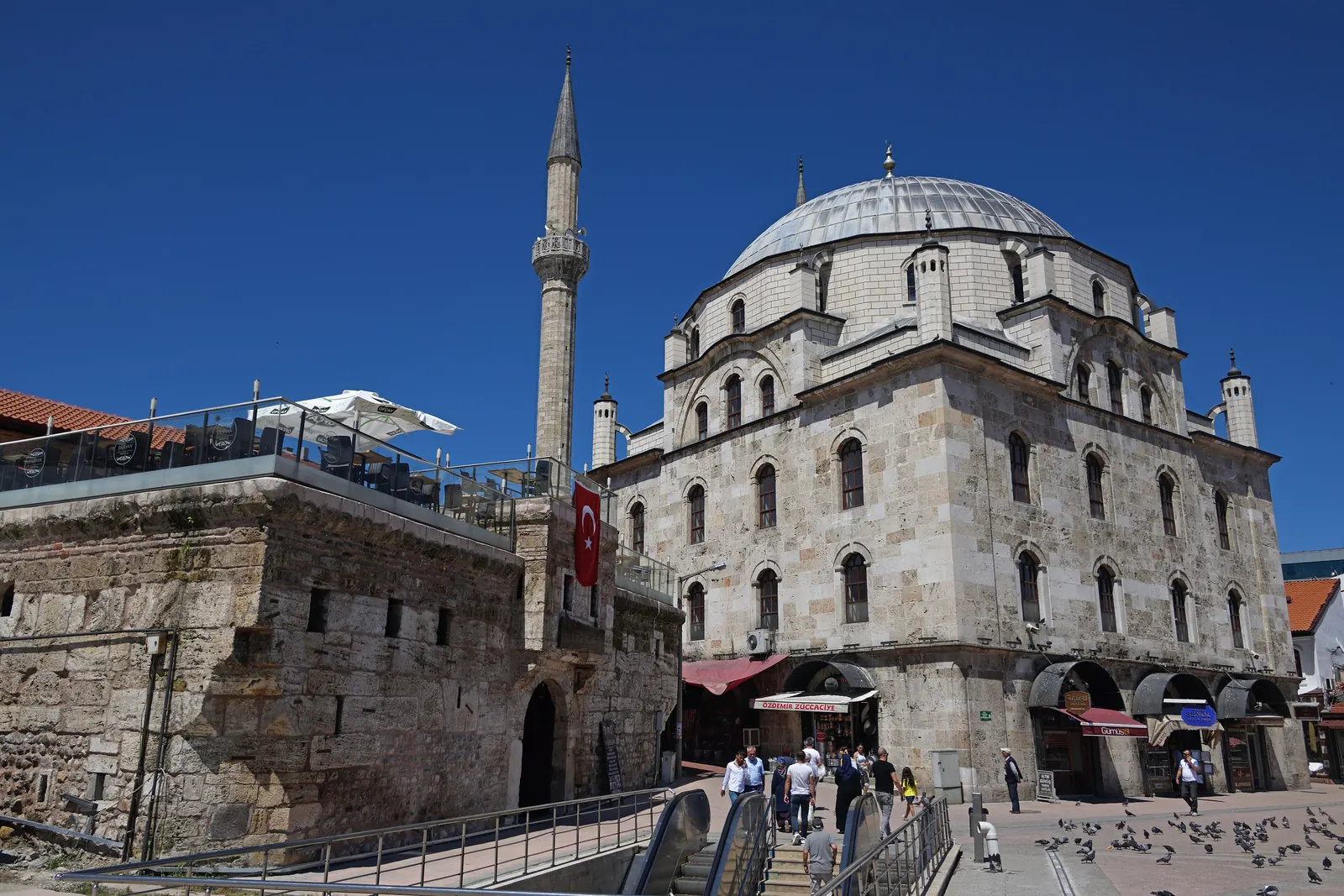 Bolu Yıldırım Bayezid Camii'nin kubbesi ve minaresi, önünde taş han yapısı