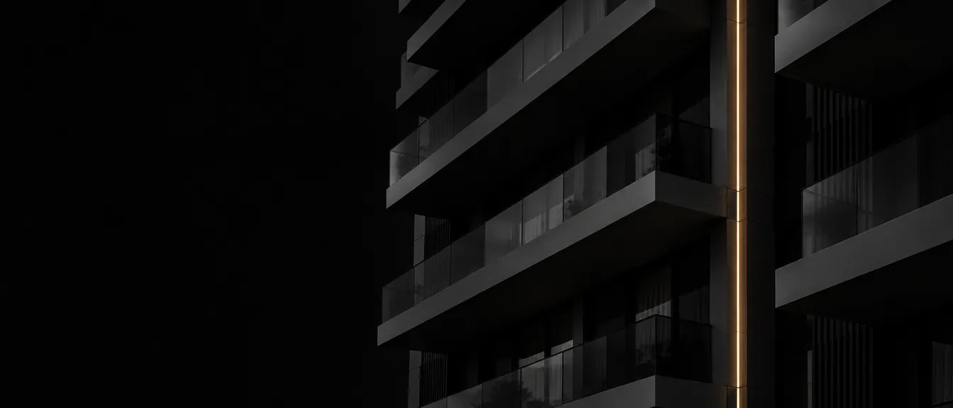 Gece, siyah beyaz apartman cephesi ve tek bir ince altın ışık çizgisi